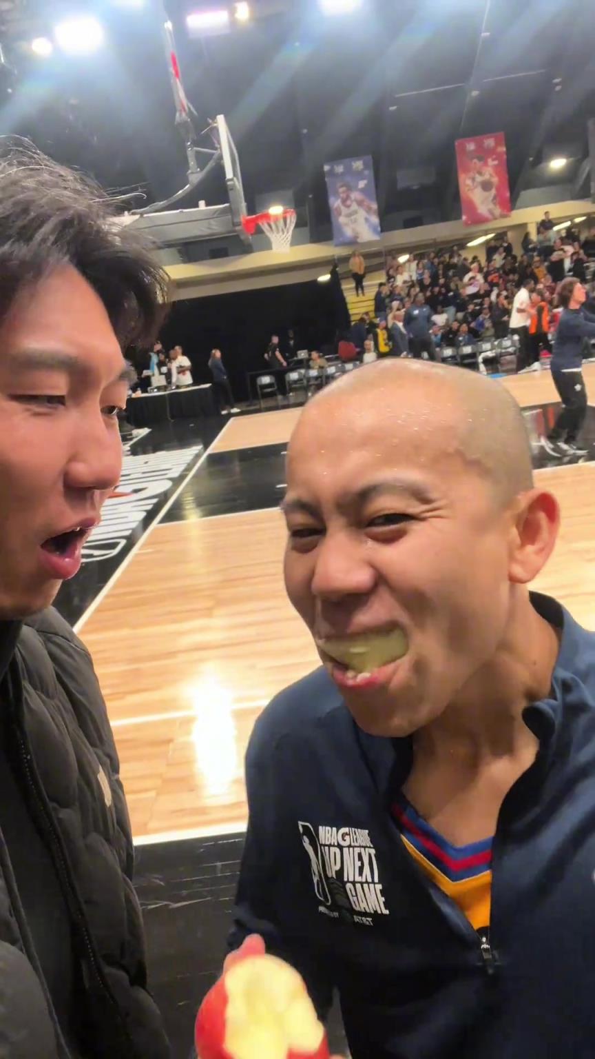 曹岩：看我兄弟曹岩NBA~！